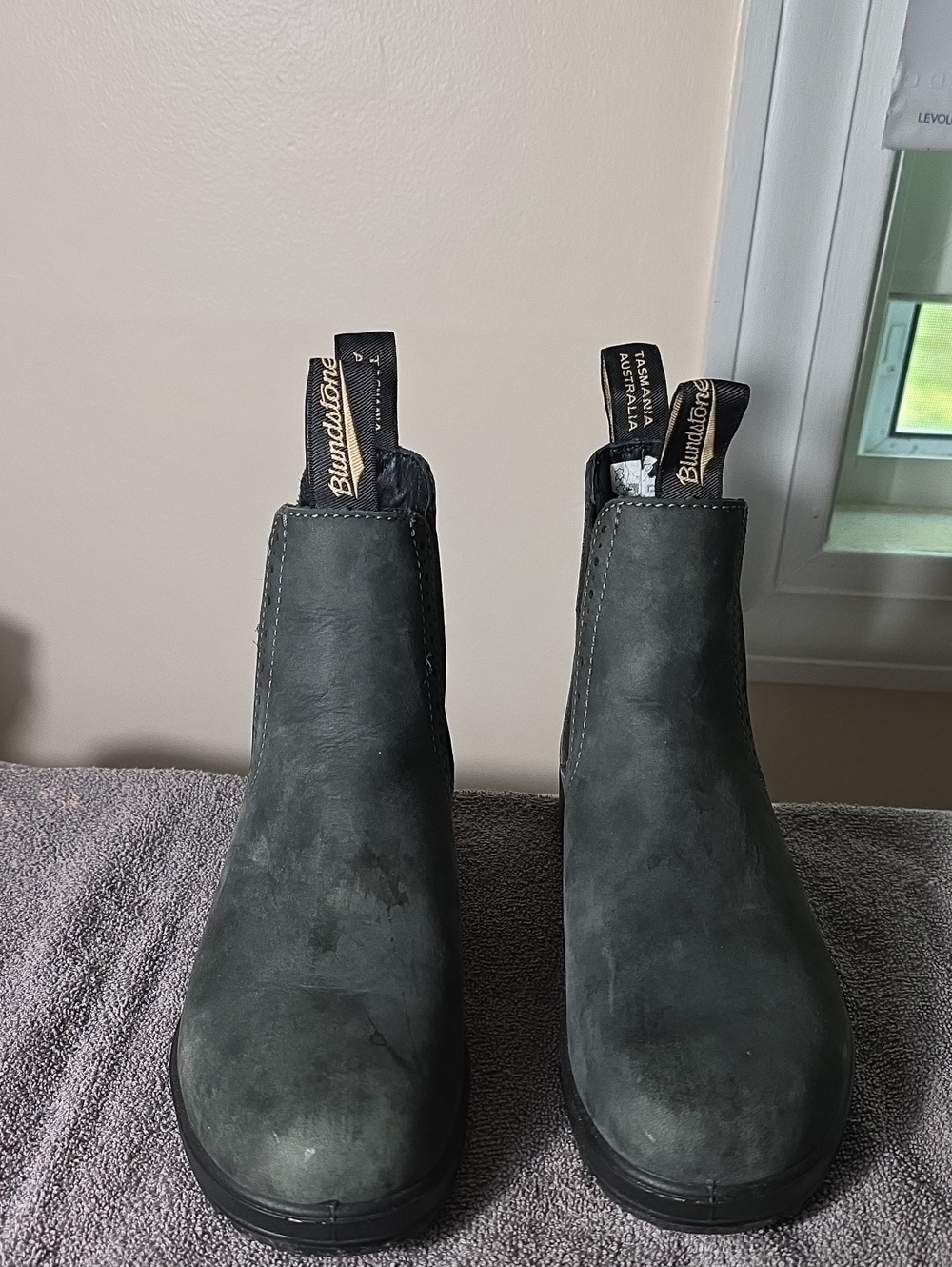 Blundstone Chelsea Boots in Gray Nubuck